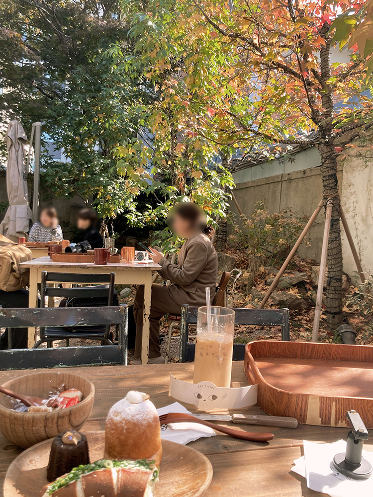首爾安國站 Dotori Garden 橡子咖啡廳的庭院，在這裡用餐很舒服