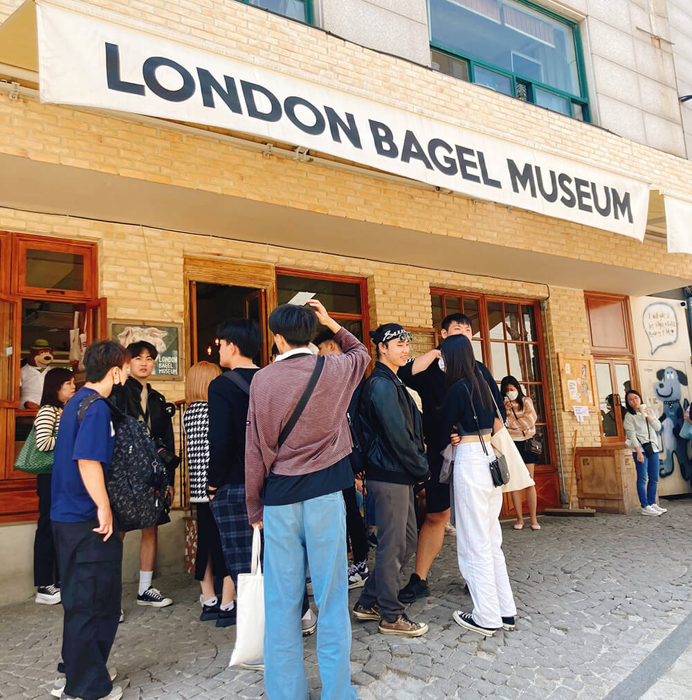 上午 10 點的 London Bagel Museum 已經是滿滿的排隊人潮了