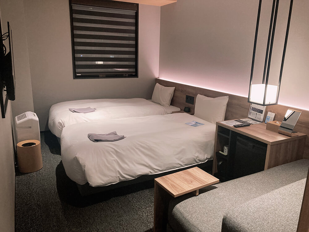 新大阪安住睦世酒店的房間小巧溫馨，裝潢風格也讓人感到很放鬆